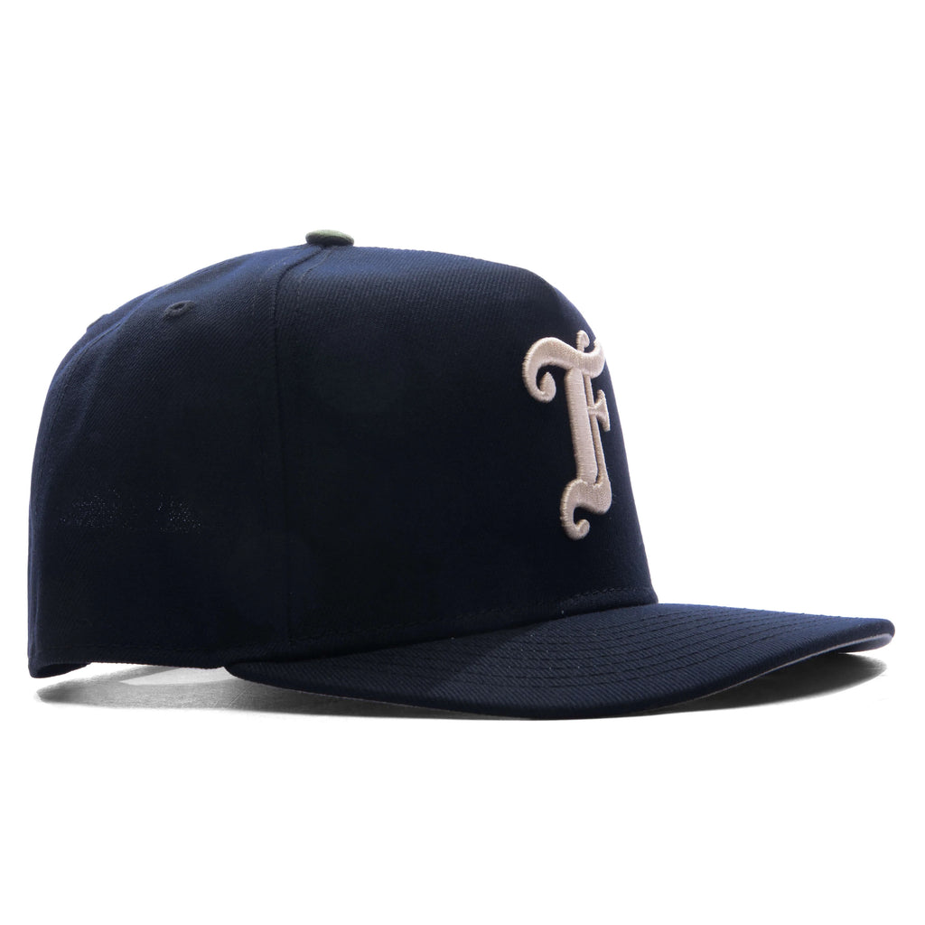 FEATURE x New Era 9FIFTY Curved A Frame Old English F Snapback Navy