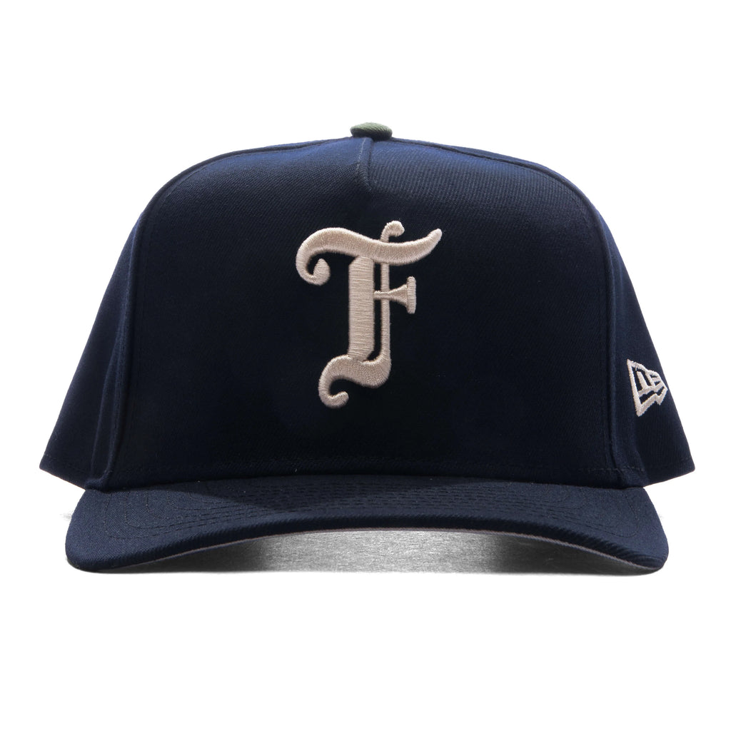 FEATURE x New Era 9FIFTY Curved A Frame Old English F Snapback Navy